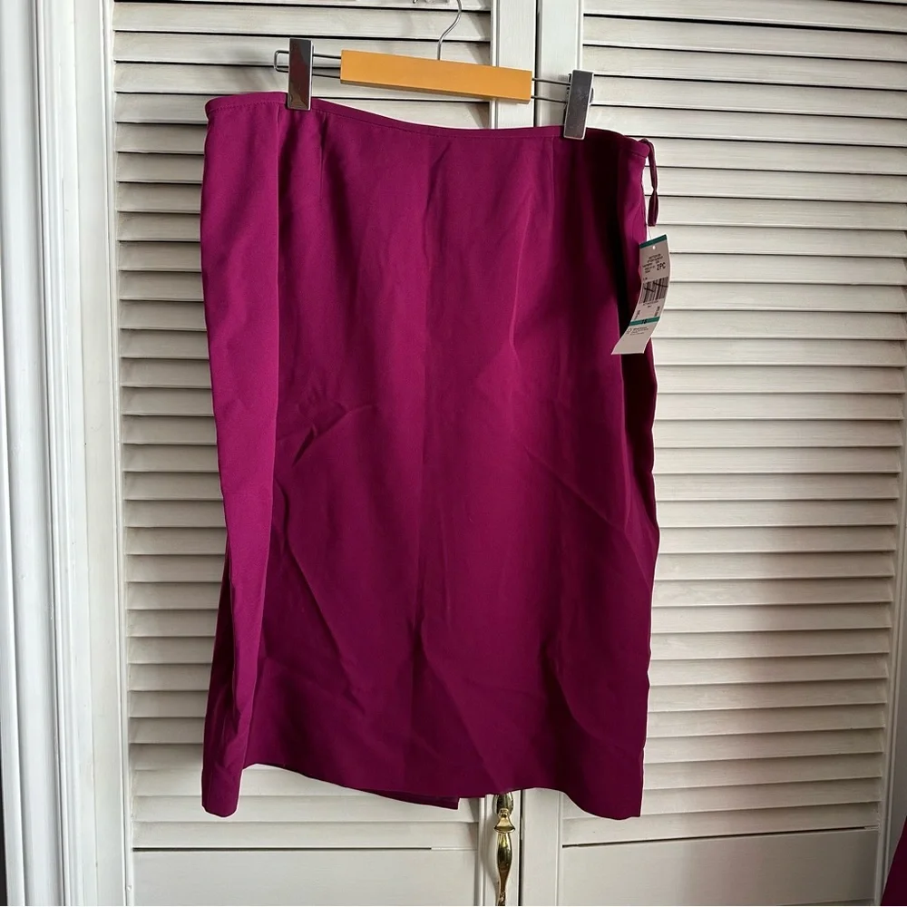 Size 16 - Le Suit - Raspberry - Picture 6 of 6